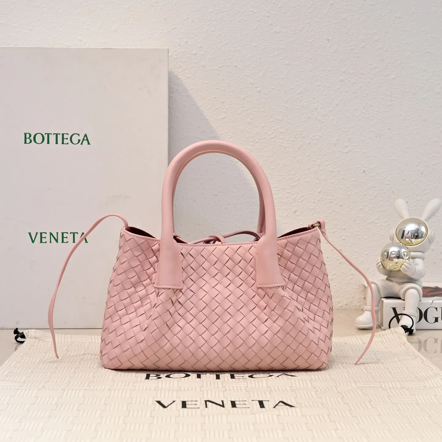 Batch 1760 BOTTEGA VENETA 2025 new product pinacoteca has super soft leather, and the weaving function, practicality and relaxed fashion sense have not fallen behind❤️‍🔥Amway has given sisters a must-have bag when going out. The size of the bag also accurately meets the commuting needs of urban beauties. It can accommodate mobile phones, keys, lipstick, powder, sunscreen, shopping bags...all of it! ! ! 🔥The capacity should not be underestimated~ It does not choose people, clothes, or occasions. With its majestic curved outline, exquisite woven texture, delicate edges and rounded handles, this woven vegetable basket bag truly achieves the goal of "dressing up and being fashionable without getting in the way"~ Are you interested in Jimei? Style number: 9004 Size: 24*15*12cm